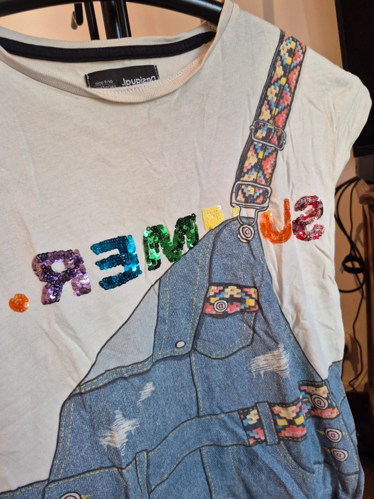 T-shirt original Desigual trompe-l'œil salopette e lantejoulas – photo 2